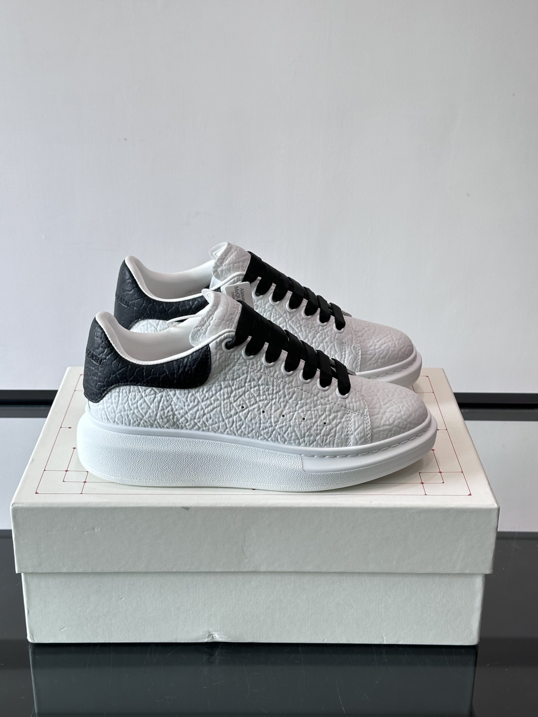 👟Alexander McQueen荔枝纹黑尾小白鞋，采用柔软羊皮，触感细腻，穿着超舒适！黑白拼色+黑色