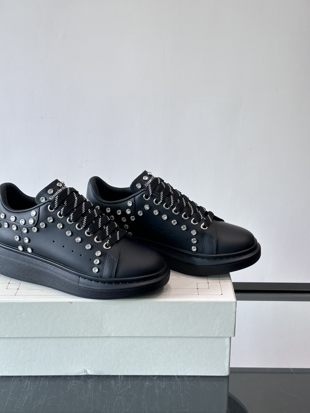 麦昆Oversized铆钉运动鞋​​🖤亚历山大·麦昆Oversized铆钉运动鞋，黑色皮革+银色铆钉，朋
