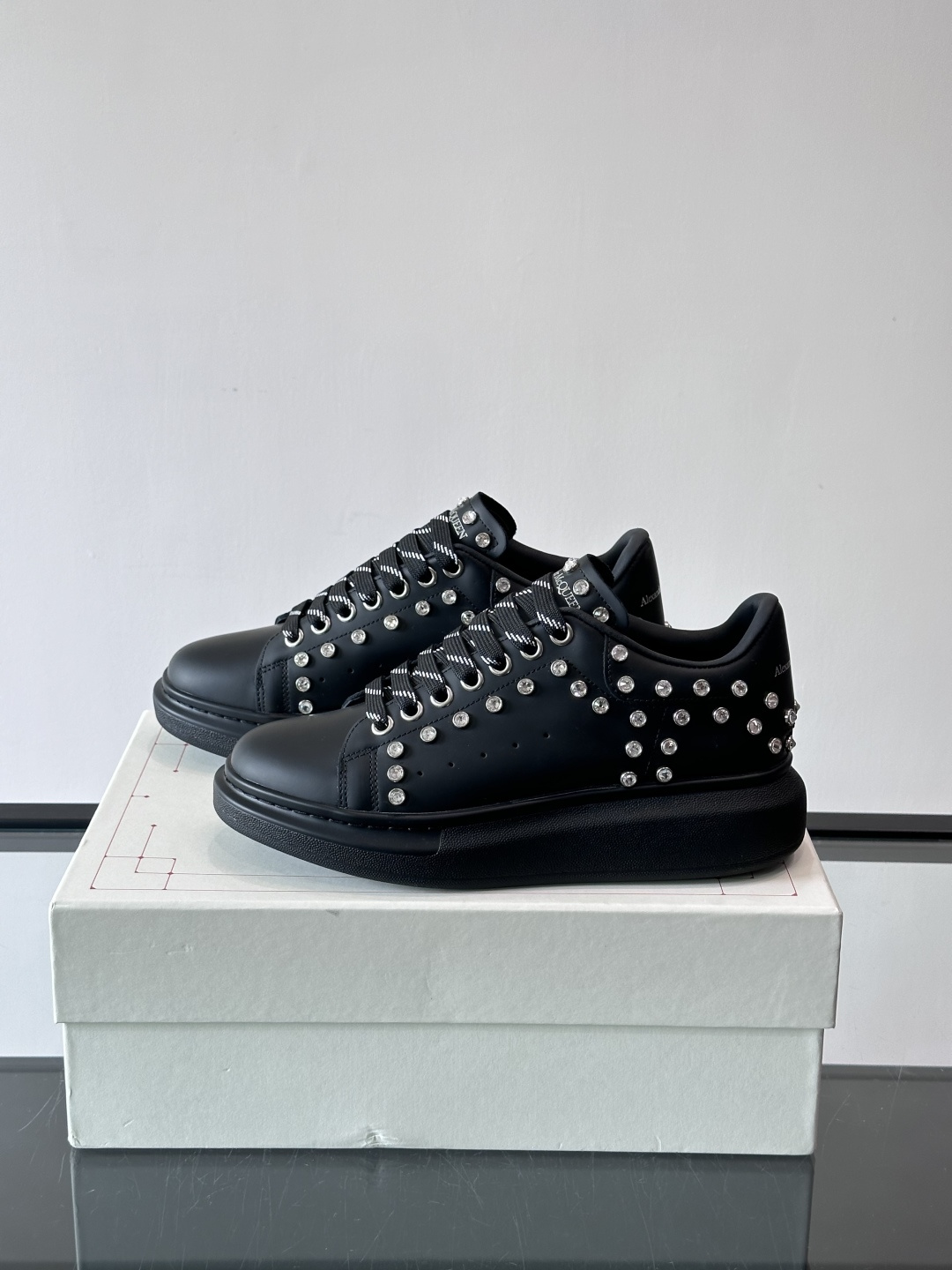 麦昆Oversized铆钉运动鞋​​🖤亚历山大·麦昆Oversized铆钉运动鞋，黑色皮革+银色铆钉，朋