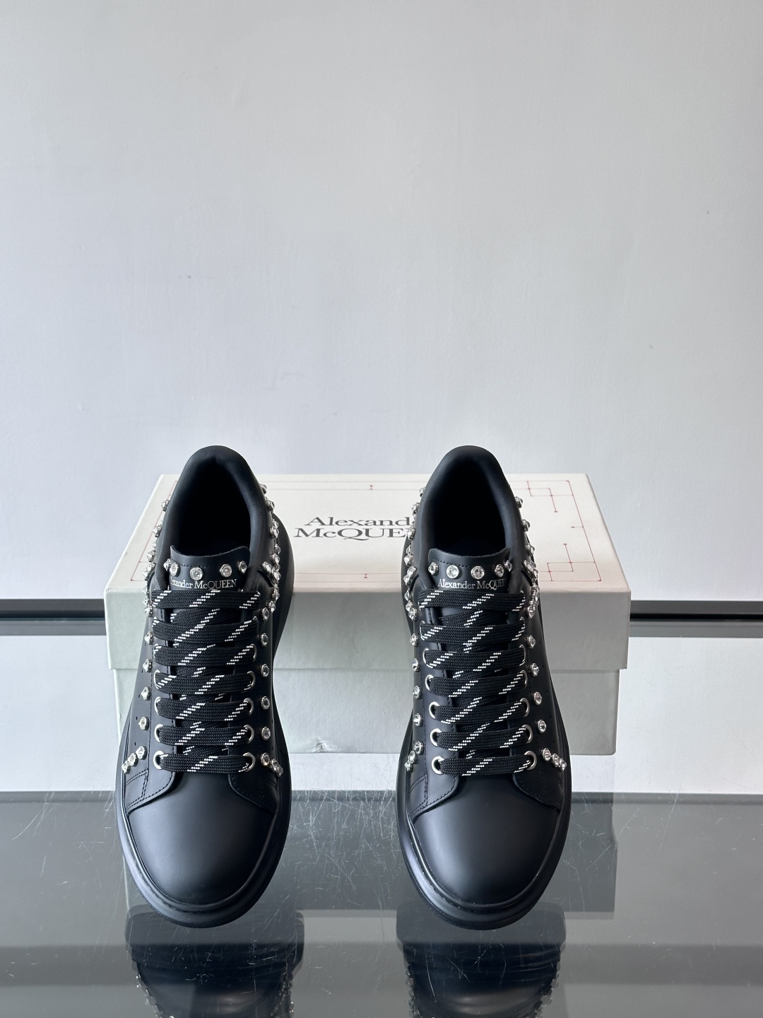 麦昆Oversized铆钉运动鞋​​🖤亚历山大·麦昆Oversized铆钉运动鞋，黑色皮革+银色铆钉，朋