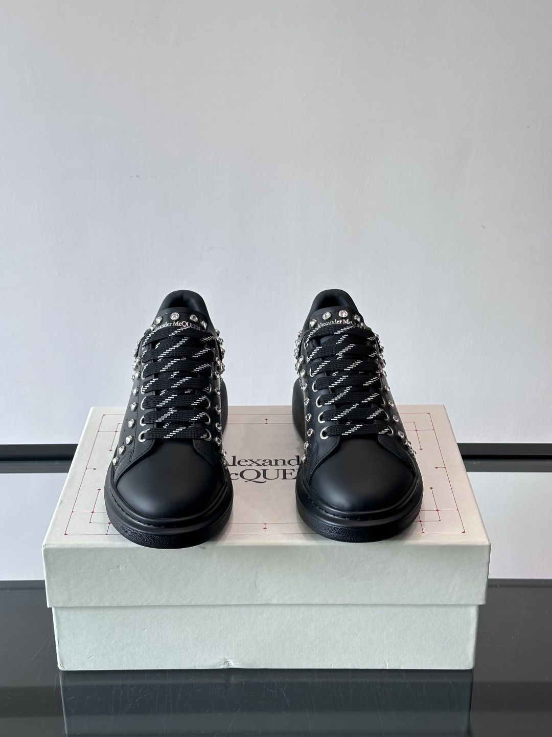 麦昆Oversized铆钉运动鞋​​🖤亚历山大·麦昆Oversized铆钉运动鞋，黑色皮革+银色铆钉，朋