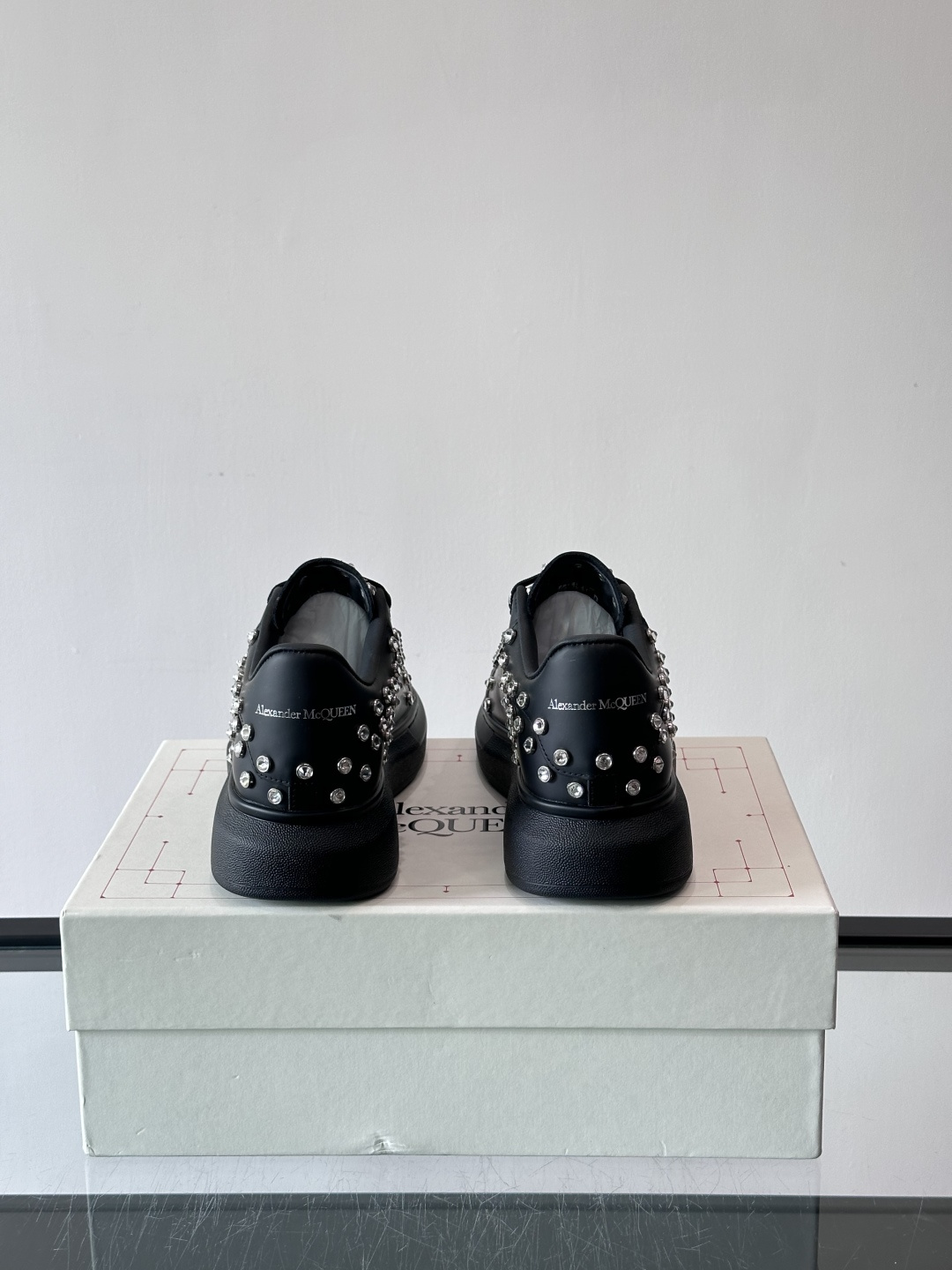 麦昆Oversized铆钉运动鞋​​🖤亚历山大·麦昆Oversized铆钉运动鞋，黑色皮革+银色铆钉，朋