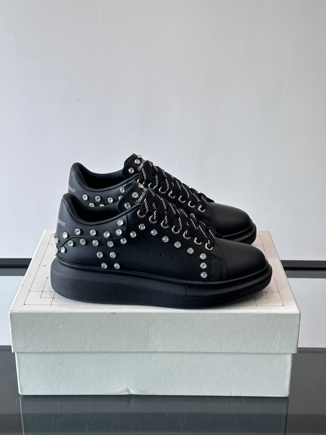 麦昆Oversized铆钉运动鞋​​🖤亚历山大·麦昆Oversized铆钉运动鞋，黑色皮革+银色铆钉，朋
