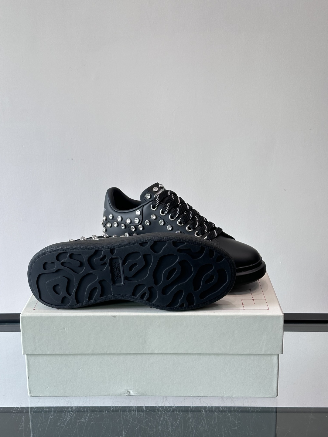 麦昆Oversized铆钉运动鞋​​🖤亚历山大·麦昆Oversized铆钉运动鞋，黑色皮革+银色铆钉，朋