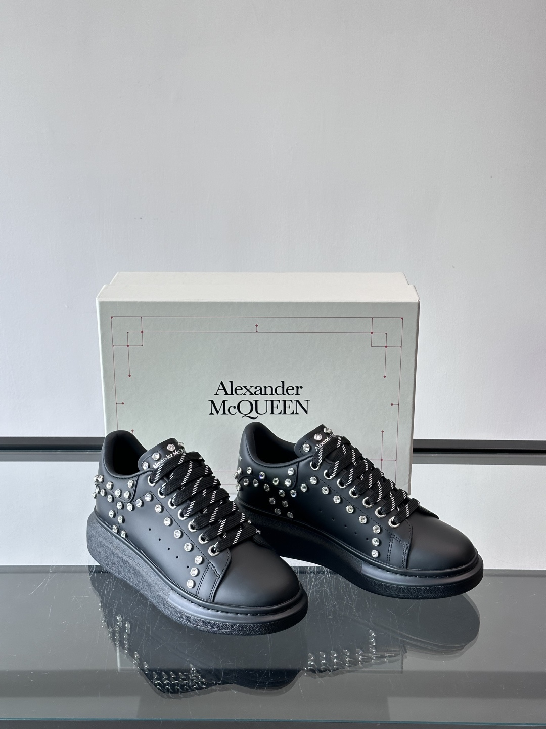 麦昆Oversized铆钉运动鞋​​🖤亚历山大·麦昆Oversized铆钉运动鞋，黑色皮革+银色铆钉，朋