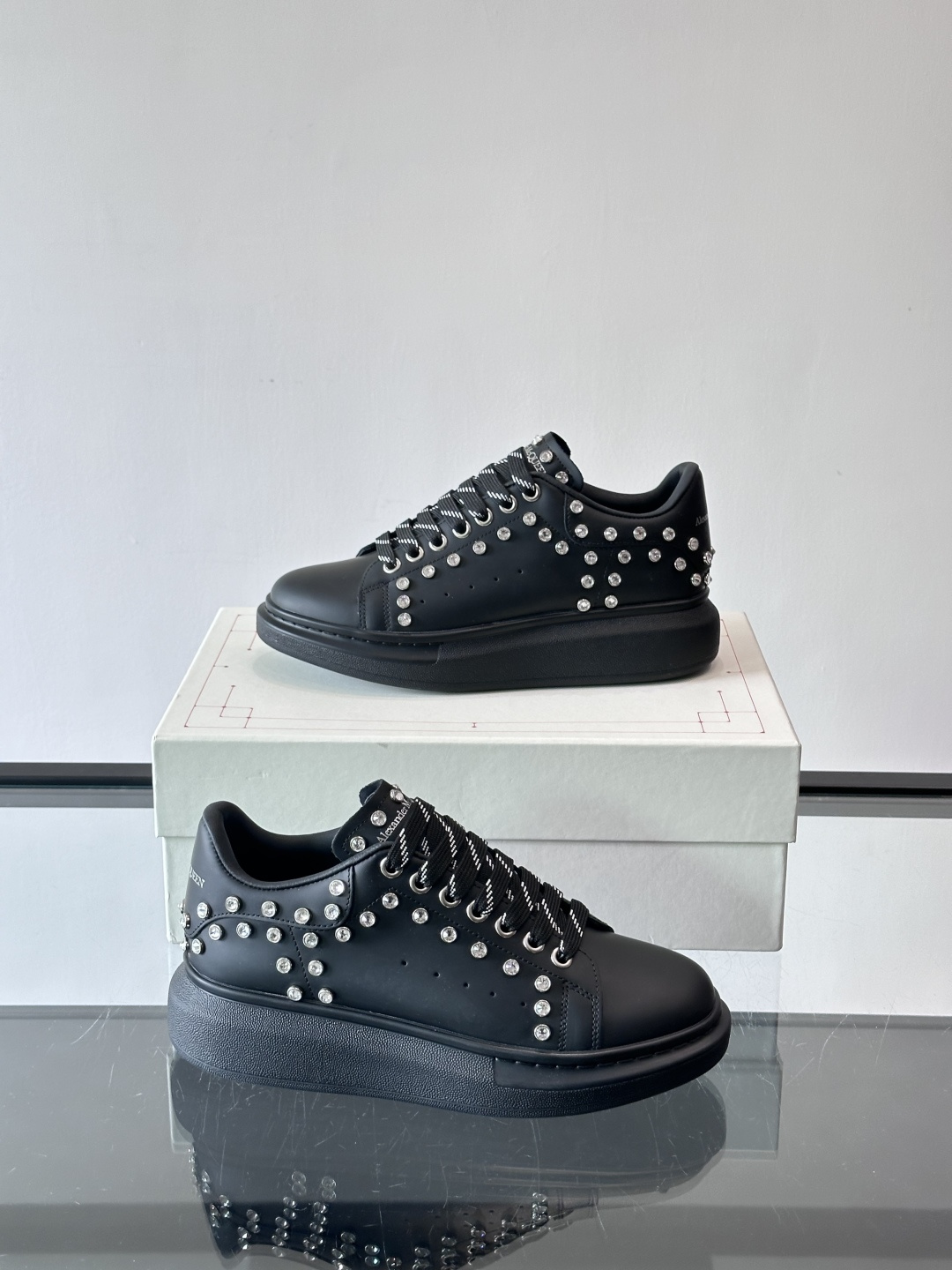 麦昆Oversized铆钉运动鞋​​🖤亚历山大·麦昆Oversized铆钉运动鞋，黑色皮革+银色铆钉，朋