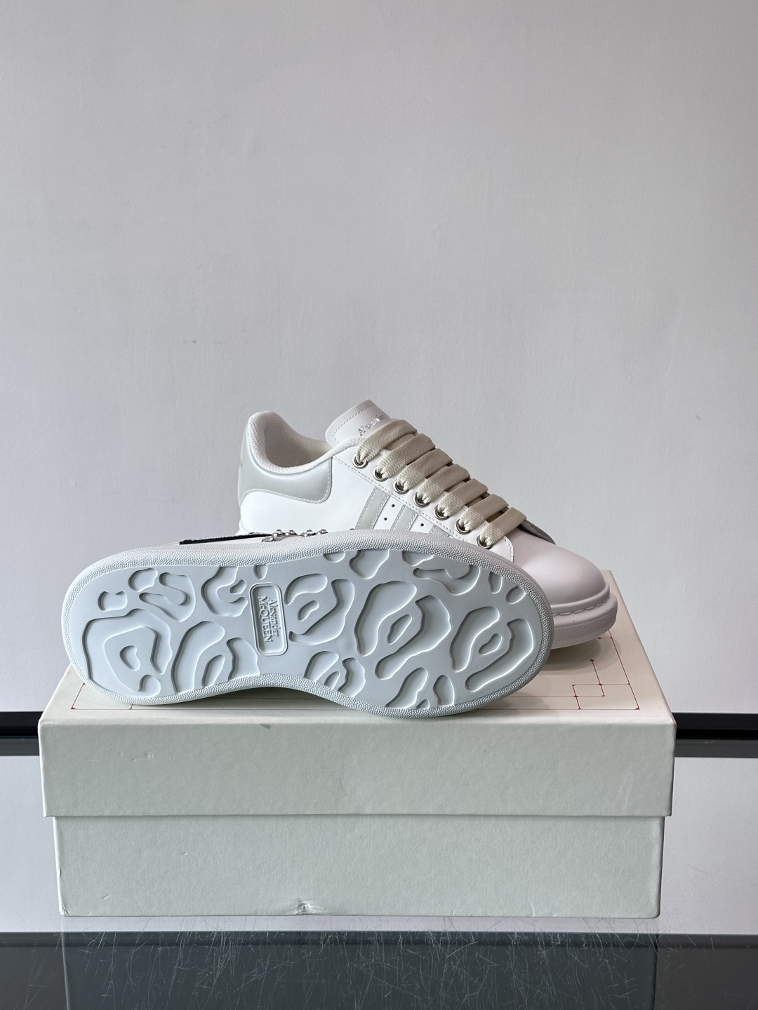 亚历山大麦昆铆钉小白鞋​​👟亚历山大麦昆Oversized小白鞋，银色皮革+标志性金属铆钉，辨识度超高！