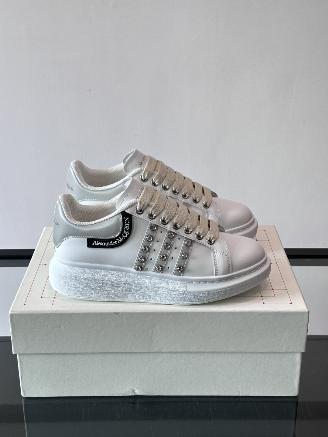 亚历山大麦昆铆钉小白鞋​​👟亚历山大麦昆Oversized小白鞋，银色皮革+标志性金属铆钉，辨识度超高！