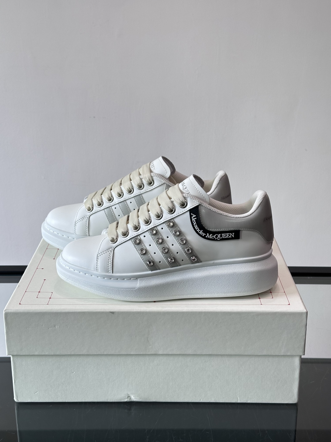 亚历山大麦昆铆钉小白鞋​​👟亚历山大麦昆Oversized小白鞋，银色皮革+标志性金属铆钉，辨识度超高！