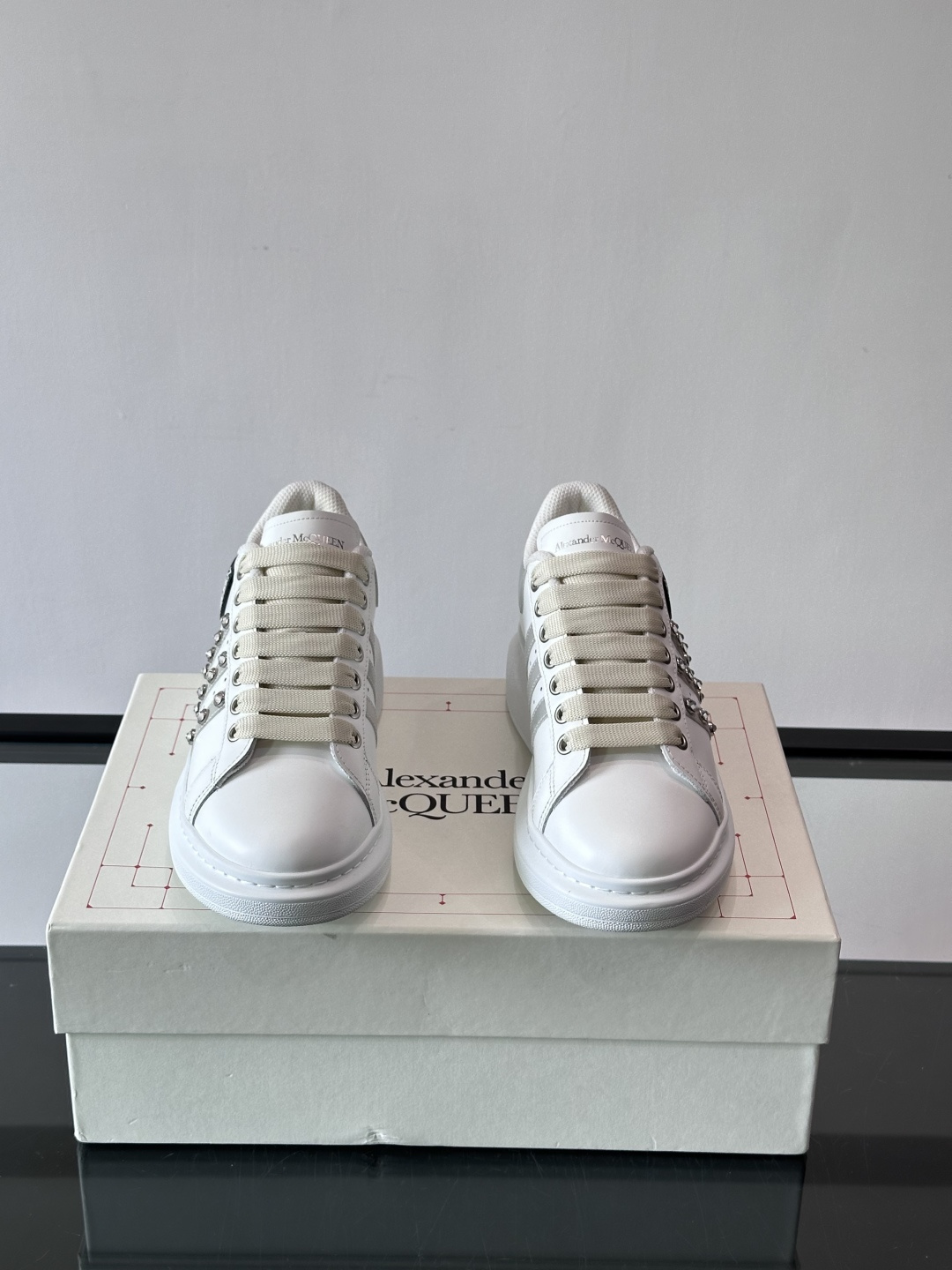 亚历山大麦昆铆钉小白鞋​​👟亚历山大麦昆Oversized小白鞋，银色皮革+标志性金属铆钉，辨识度超高！