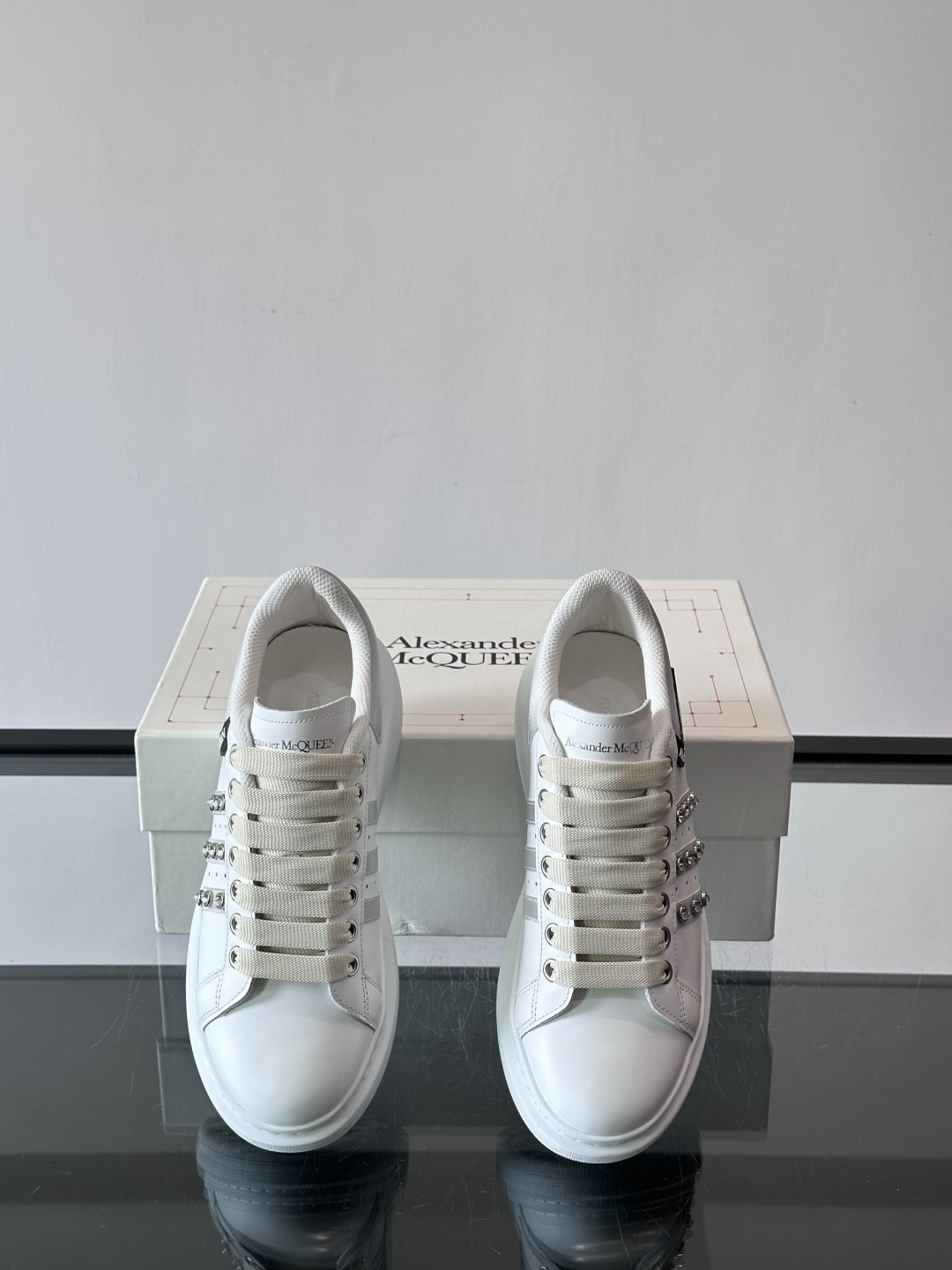 亚历山大麦昆铆钉小白鞋​​👟亚历山大麦昆Oversized小白鞋，银色皮革+标志性金属铆钉，辨识度超高！