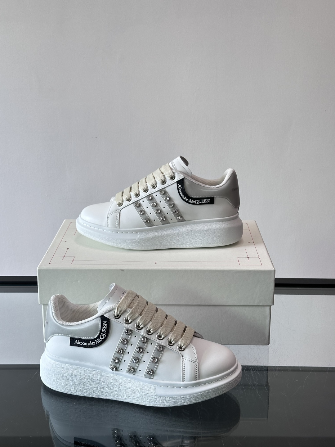 亚历山大麦昆铆钉小白鞋​​👟亚历山大麦昆Oversized小白鞋，银色皮革+标志性金属铆钉，辨识度超高！