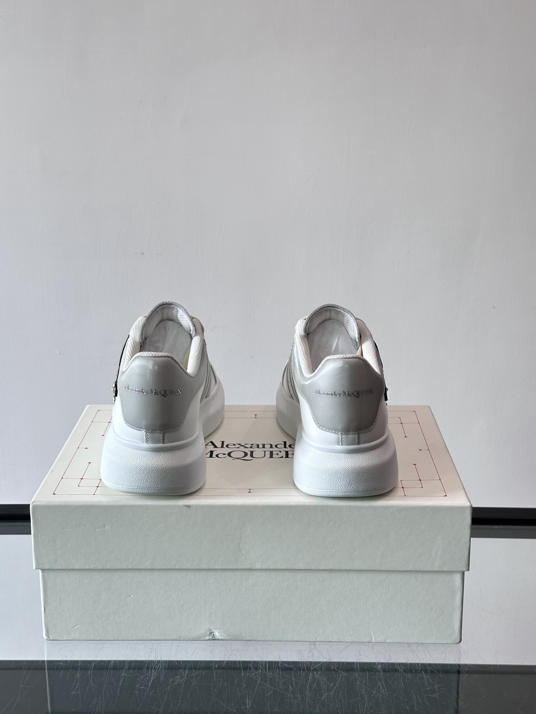 亚历山大麦昆铆钉小白鞋​​👟亚历山大麦昆Oversized小白鞋，银色皮革+标志性金属铆钉，辨识度超高！