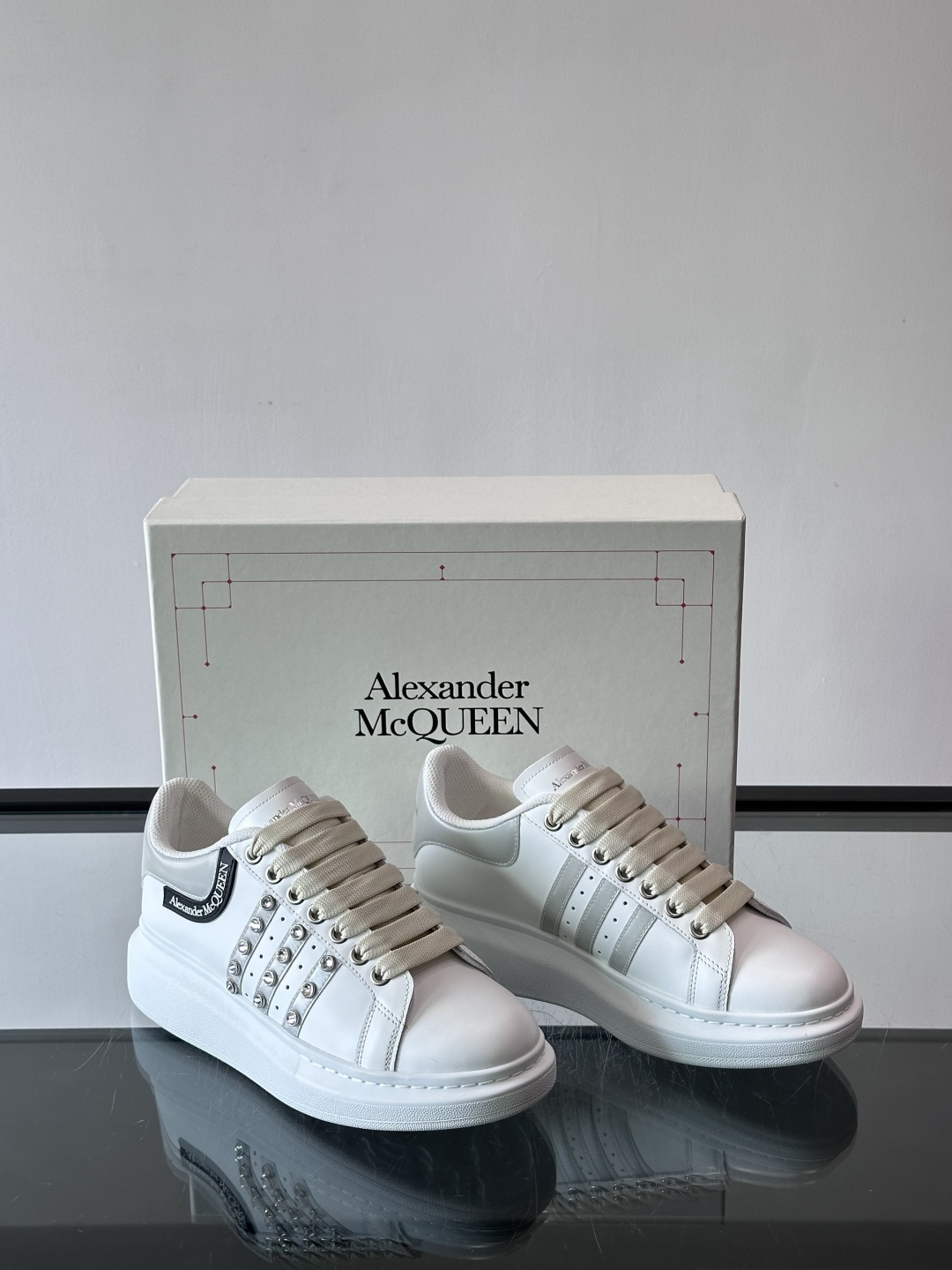 亚历山大麦昆铆钉小白鞋​​👟亚历山大麦昆Oversized小白鞋，银色皮革+标志性金属铆钉，辨识度超高！