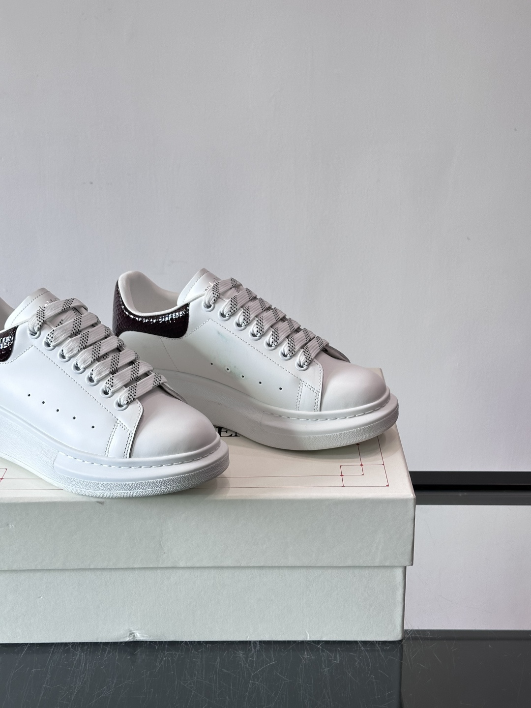 ✨这款Alexander McQueen小白鞋，白色真皮鞋面+黑色尾，辨识度超高！厚底设计隐形增高约4c