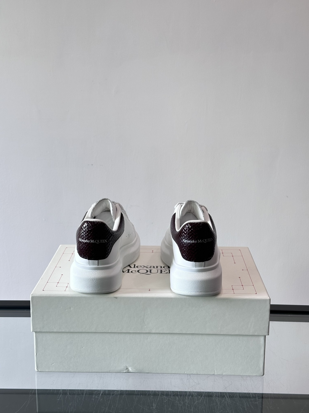 ✨这款Alexander McQueen小白鞋，白色真皮鞋面+黑色尾，辨识度超高！厚底设计隐形增高约4c