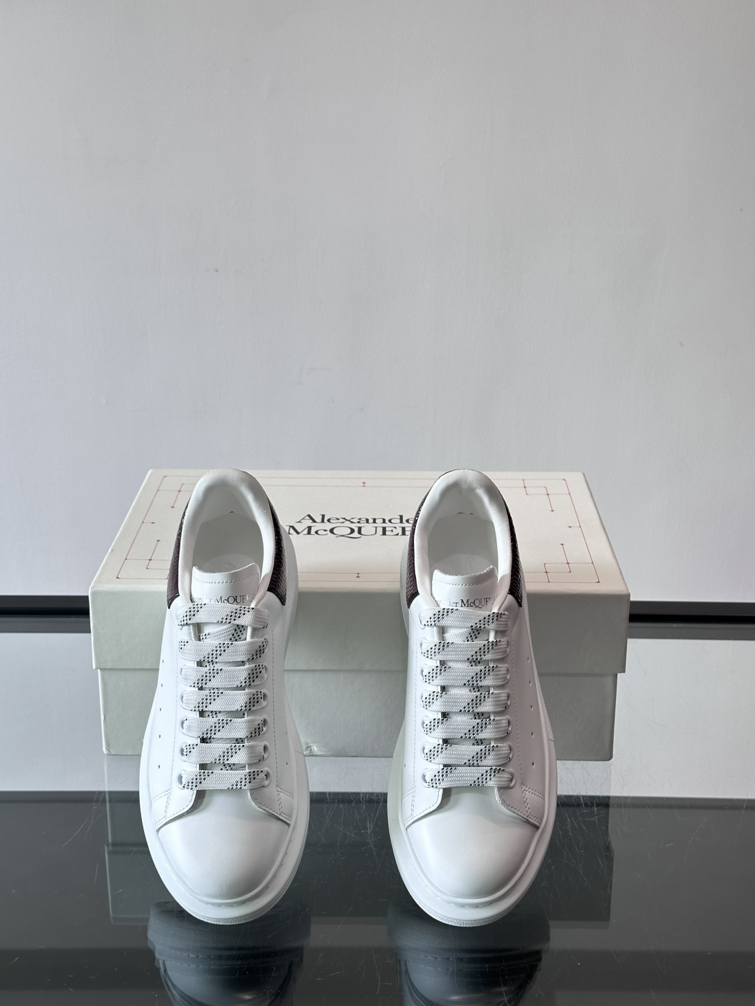 ✨这款Alexander McQueen小白鞋，白色真皮鞋面+黑色尾，辨识度超高！厚底设计隐形增高约4c