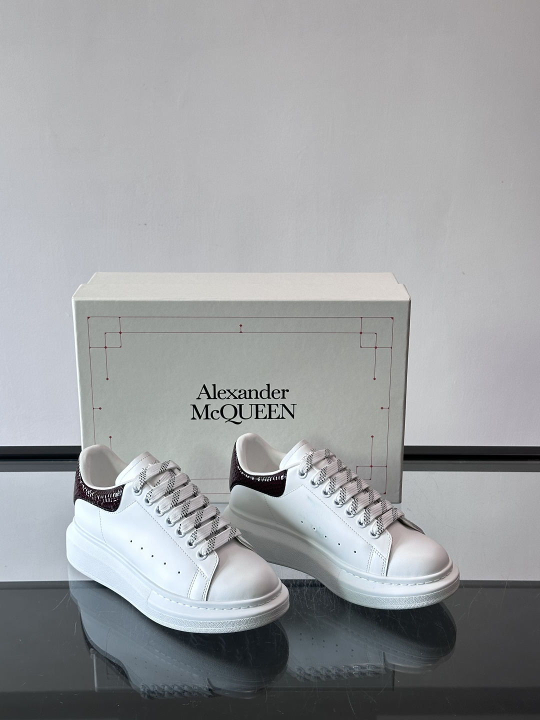 ✨这款Alexander McQueen小白鞋，白色真皮鞋面+黑色尾，辨识度超高！厚底设计隐形增高约4c