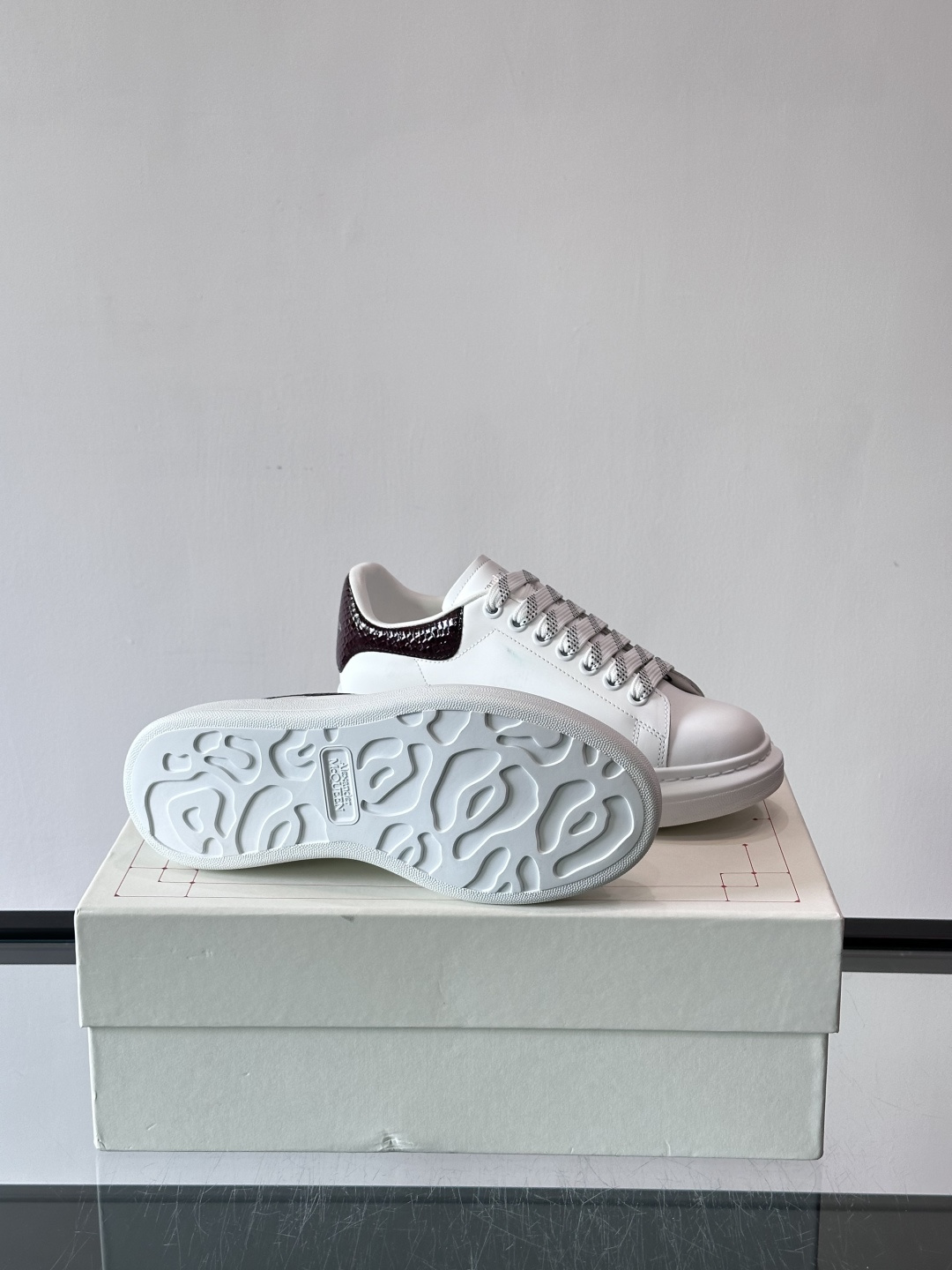 ✨这款Alexander McQueen小白鞋，白色真皮鞋面+黑色尾，辨识度超高！厚底设计隐形增高约4c