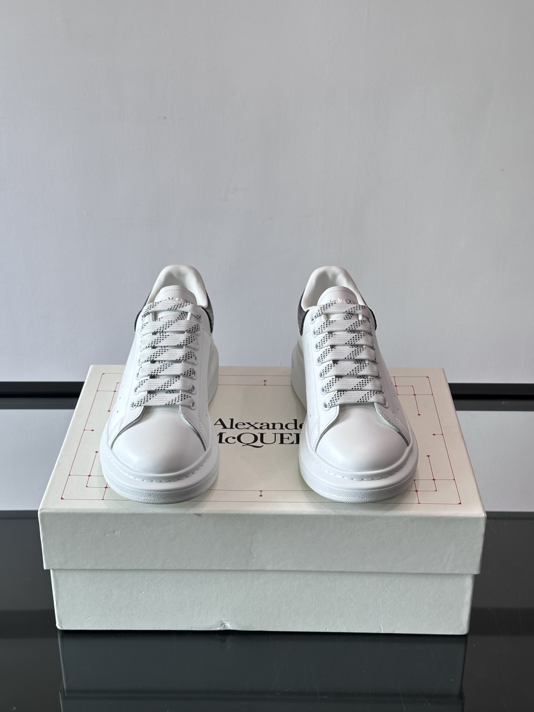 ✨这款Alexander McQueen小白鞋，白色真皮鞋面+黑色尾，辨识度超高！厚底设计隐形增高约4c