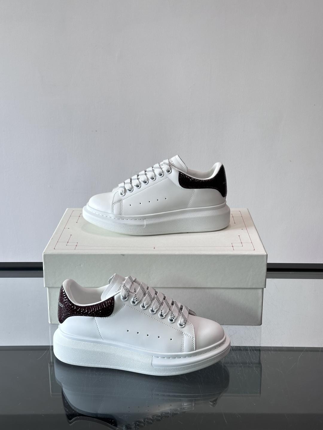 ✨这款Alexander McQueen小白鞋，白色真皮鞋面+黑色尾，辨识度超高！厚底设计隐形增高约4c