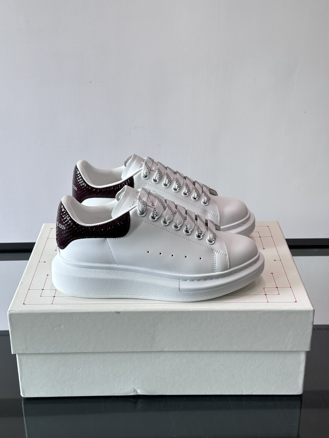 ✨这款Alexander McQueen小白鞋，白色真皮鞋面+黑色尾，辨识度超高！厚底设计隐形增高约4c