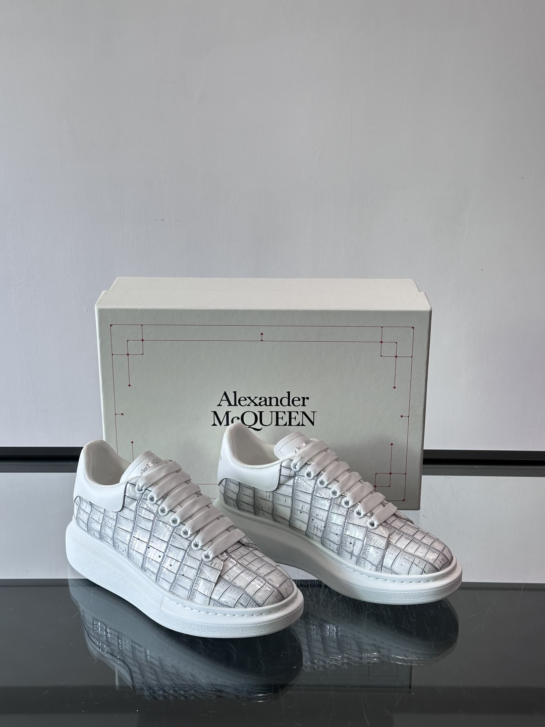 👟Maison Margiela这款运动鞋，皮革鞋面，后跟黑白渐变，解构风格超有辨识度！厚橡胶鞋底，穿着