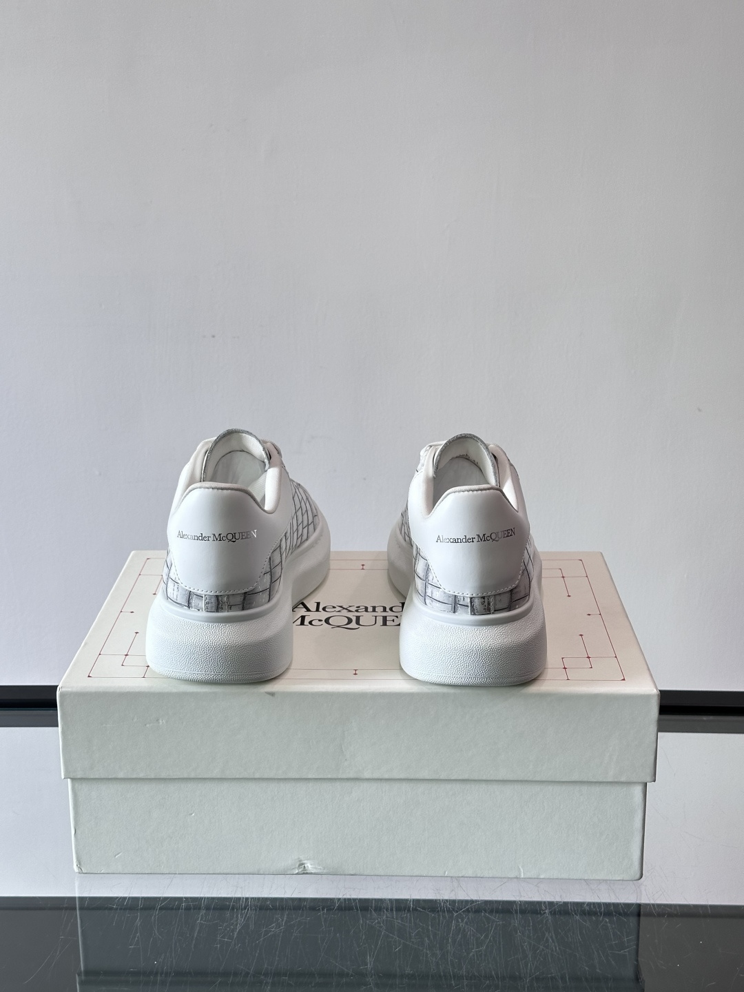 👟Maison Margiela这款运动鞋，皮革鞋面，后跟黑白渐变，解构风格超有辨识度！厚橡胶鞋底，穿着