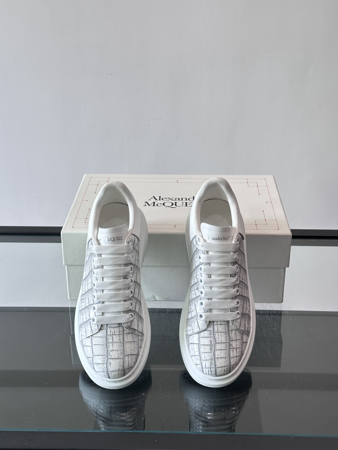 👟Maison Margiela这款运动鞋，皮革鞋面，后跟黑白渐变，解构风格超有辨识度！厚橡胶鞋底，穿着