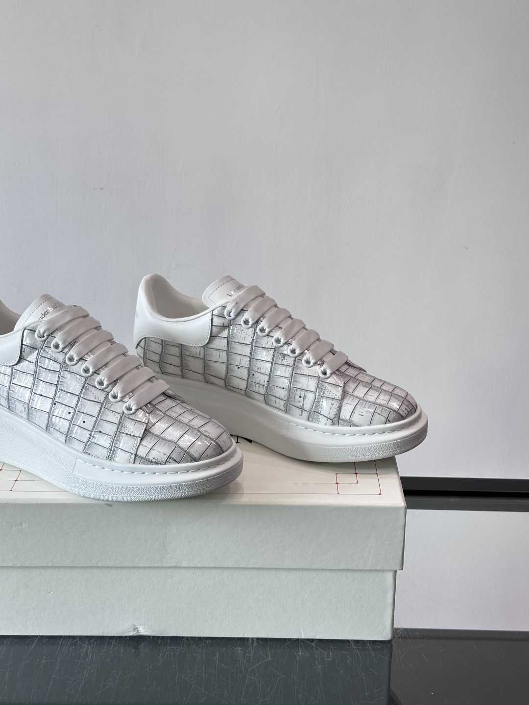 👟Maison Margiela这款运动鞋，皮革鞋面，后跟黑白渐变，解构风格超有辨识度！厚橡胶鞋底，穿着