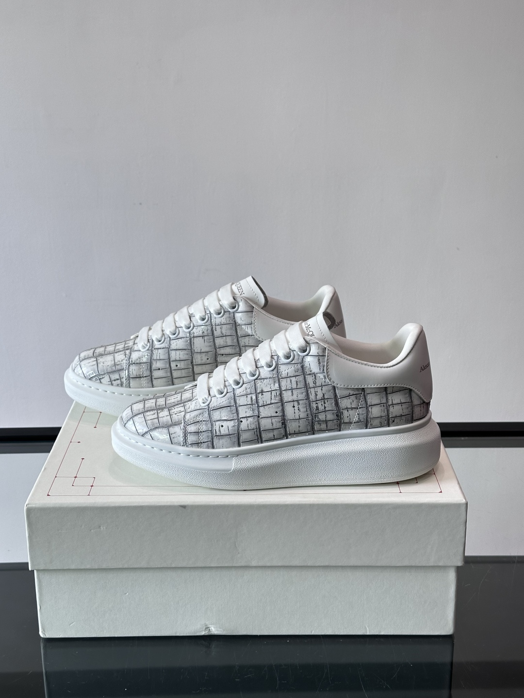 👟Maison Margiela这款运动鞋，皮革鞋面，后跟黑白渐变，解构风格超有辨识度！厚橡胶鞋底，穿着