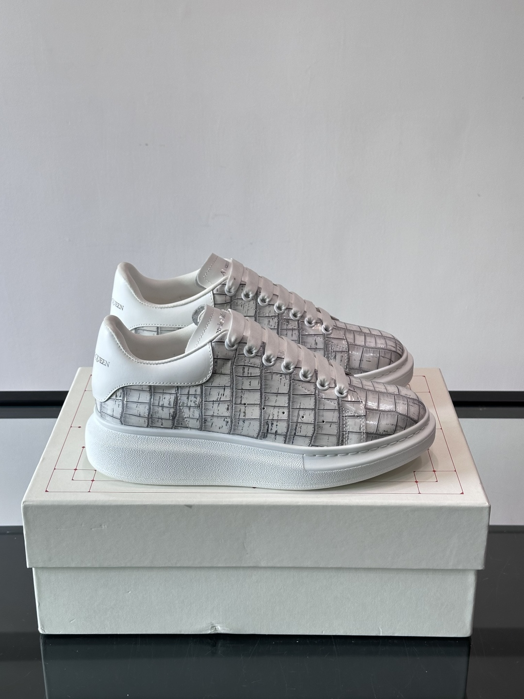 👟Maison Margiela这款运动鞋，皮革鞋面，后跟黑白渐变，解构风格超有辨识度！厚橡胶鞋底，穿着