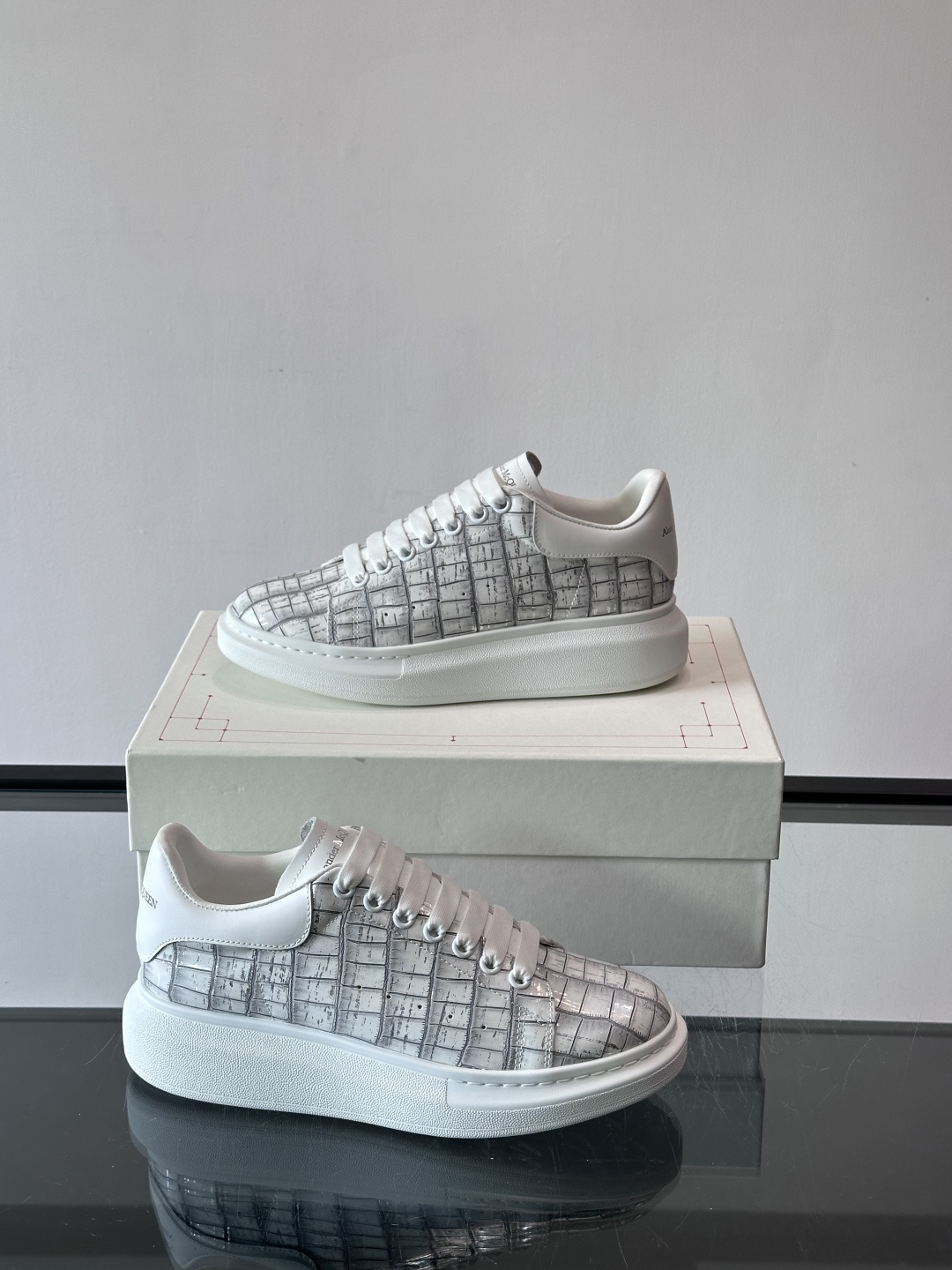 👟Maison Margiela这款运动鞋，皮革鞋面，后跟黑白渐变，解构风格超有辨识度！厚橡胶鞋底，穿着