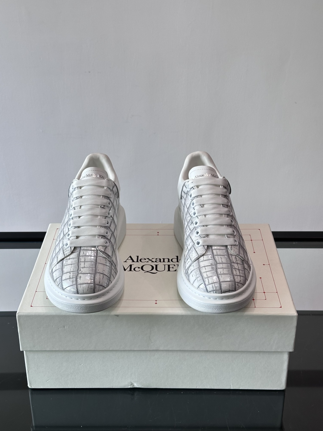 👟Maison Margiela这款运动鞋，皮革鞋面，后跟黑白渐变，解构风格超有辨识度！厚橡胶鞋底，穿着