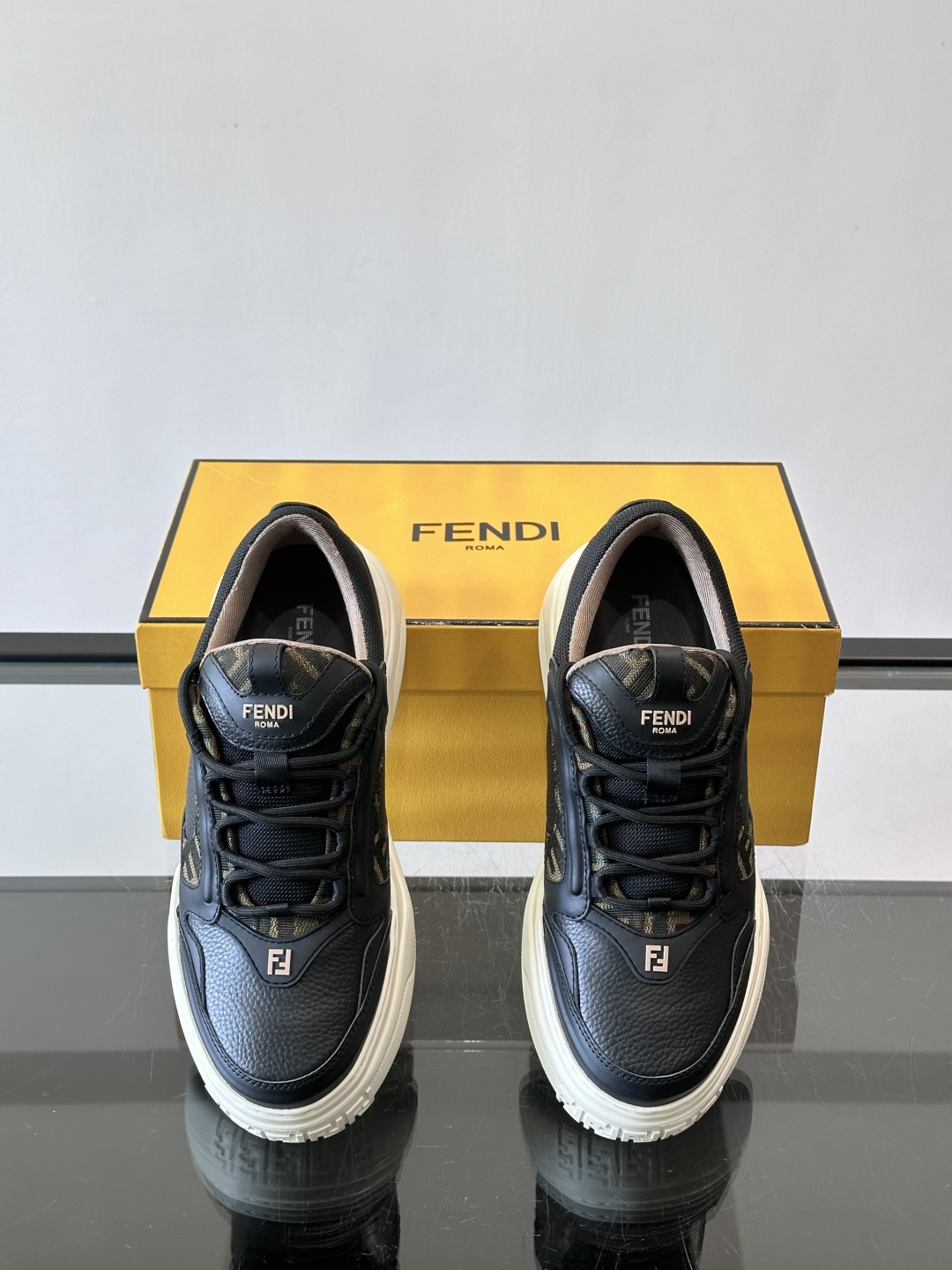 FENDI男士老爹鞋采用深紫、藏蓝与灰色拼接设计，麂皮与网眼材质混搭，厚底白色中底印有品牌Logo，整体