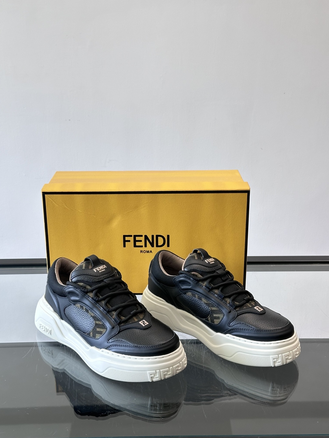 FENDI男士老爹鞋采用深紫、藏蓝与灰色拼接设计，麂皮与网眼材质混搭，厚底白色中底印有品牌Logo，整体