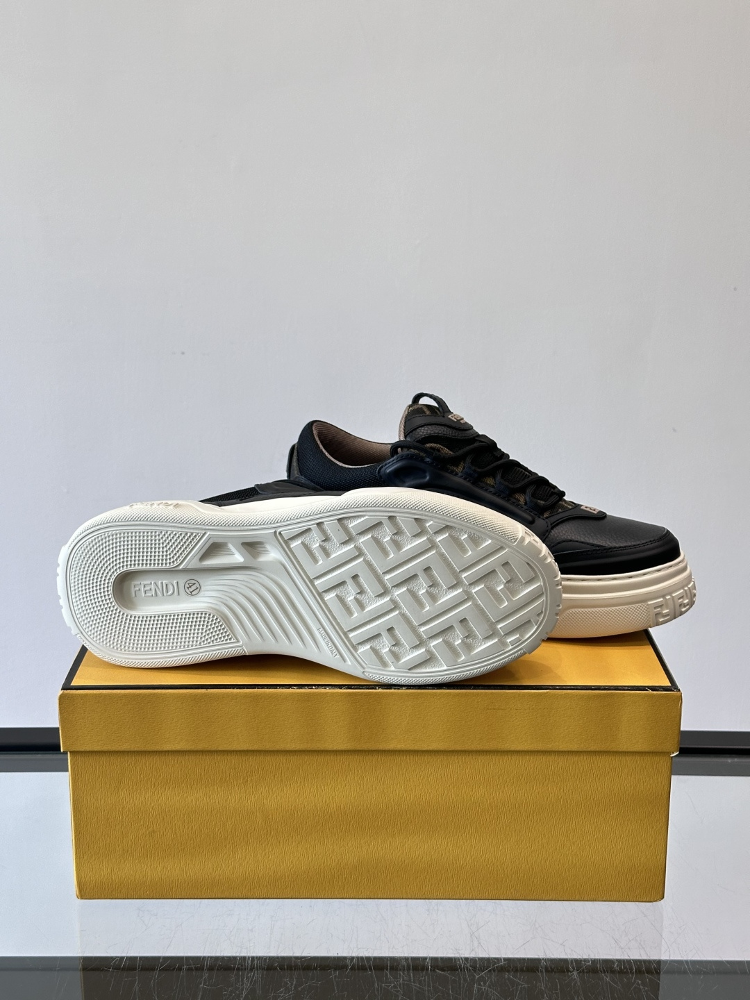 FENDI男士老爹鞋采用深紫、藏蓝与灰色拼接设计，麂皮与网眼材质混搭，厚底白色中底印有品牌Logo，整体