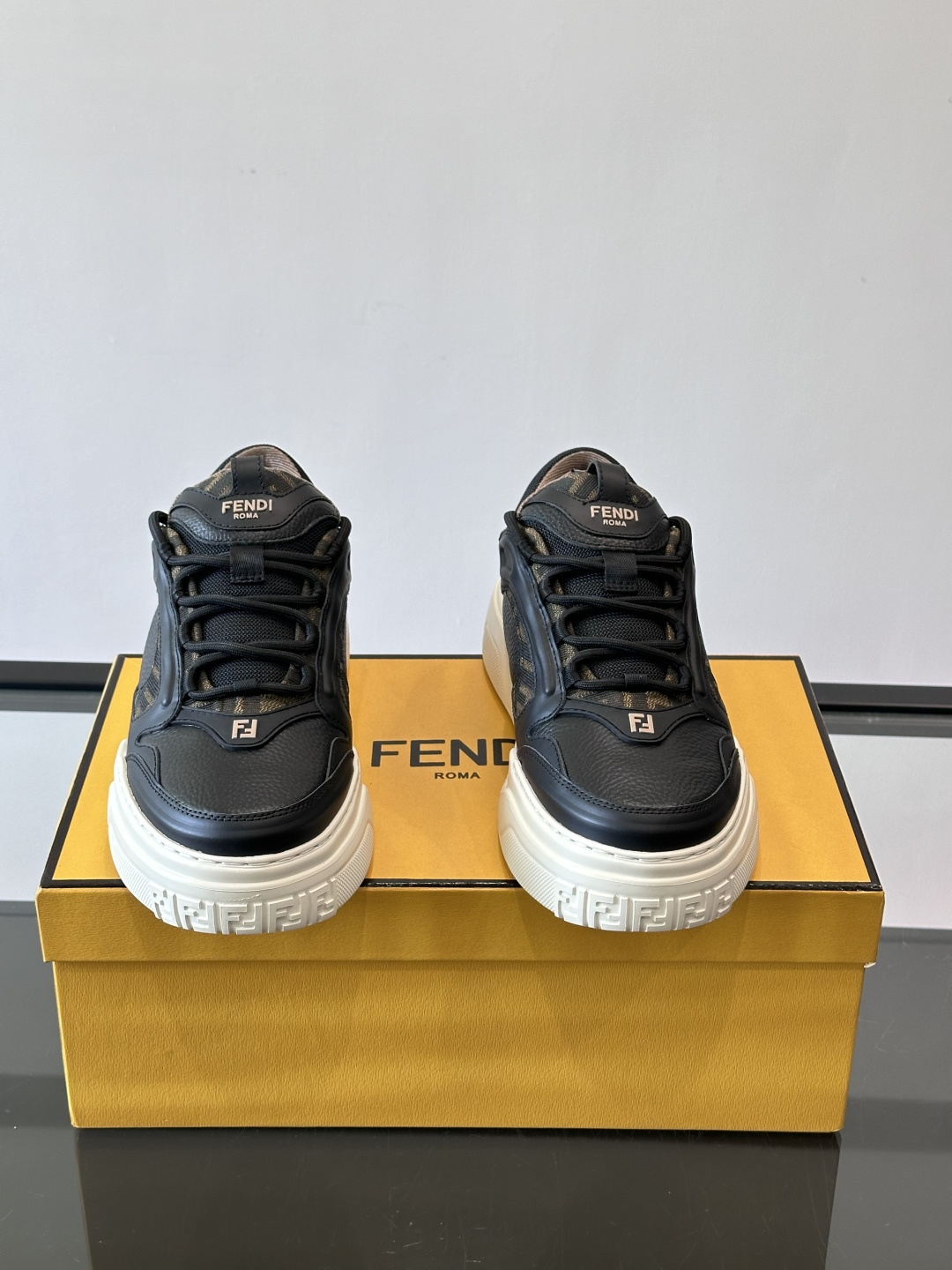 FENDI男士老爹鞋采用深紫、藏蓝与灰色拼接设计，麂皮与网眼材质混搭，厚底白色中底印有品牌Logo，整体