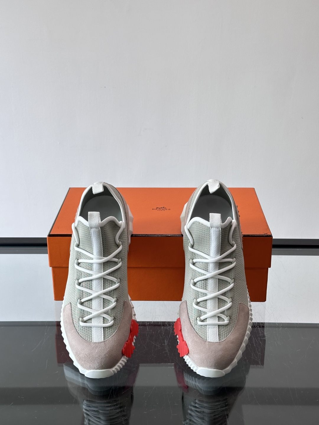 爱马仕Hermès与德国经典鞋履品牌BIRKENSTOCK的联名款运动鞋，融合了BIRKENSTOCK标