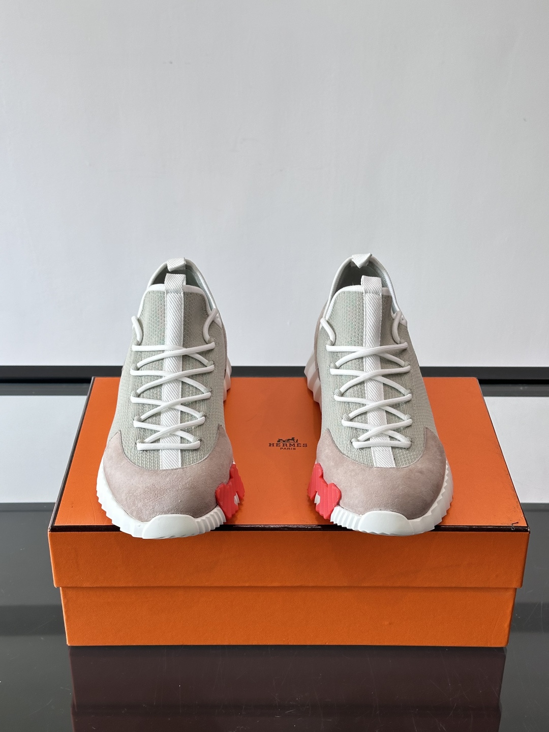 爱马仕Hermès与德国经典鞋履品牌BIRKENSTOCK的联名款运动鞋，融合了BIRKENSTOCK标