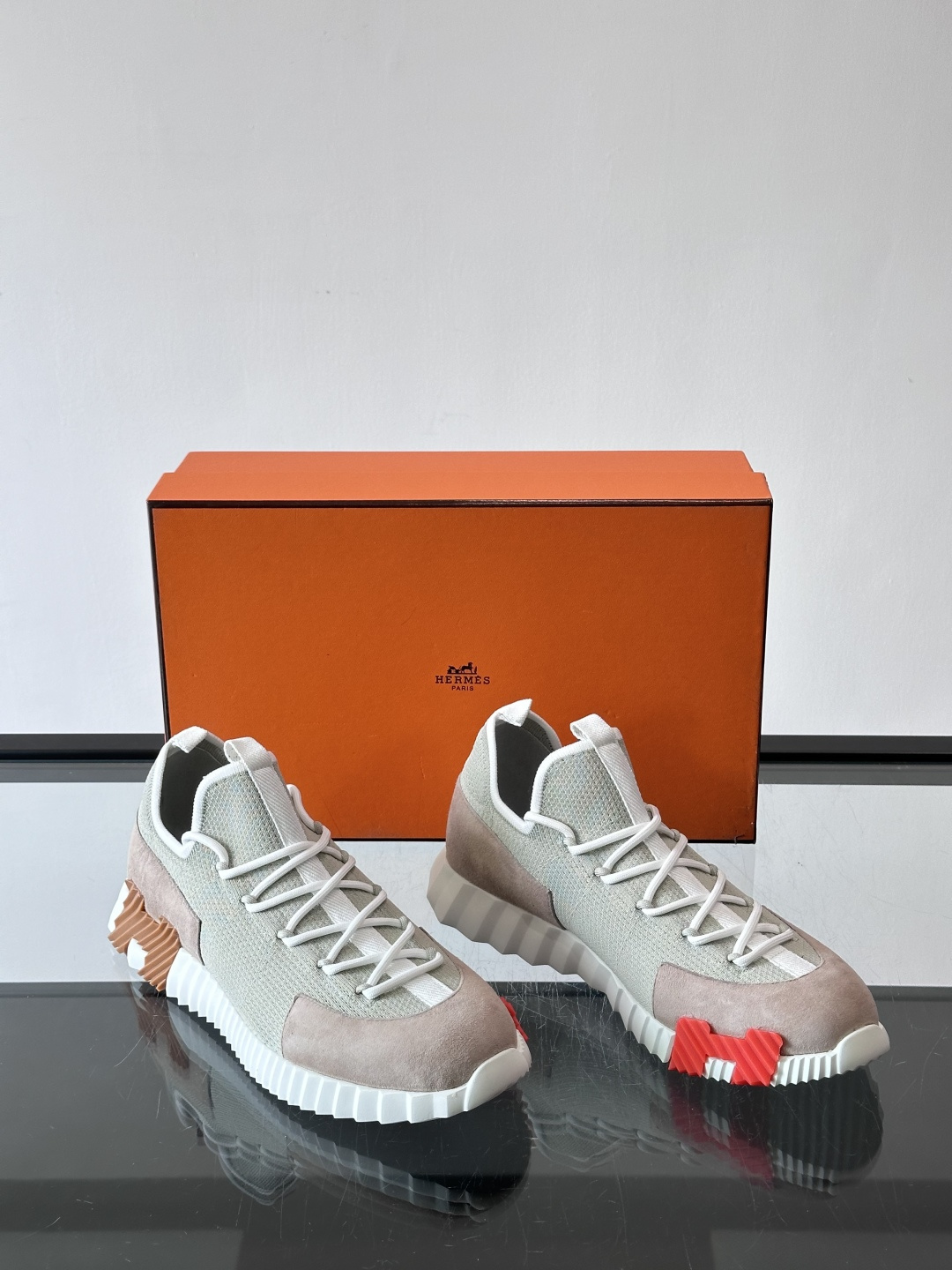 爱马仕Hermès与德国经典鞋履品牌BIRKENSTOCK的联名款运动鞋，融合了BIRKENSTOCK标