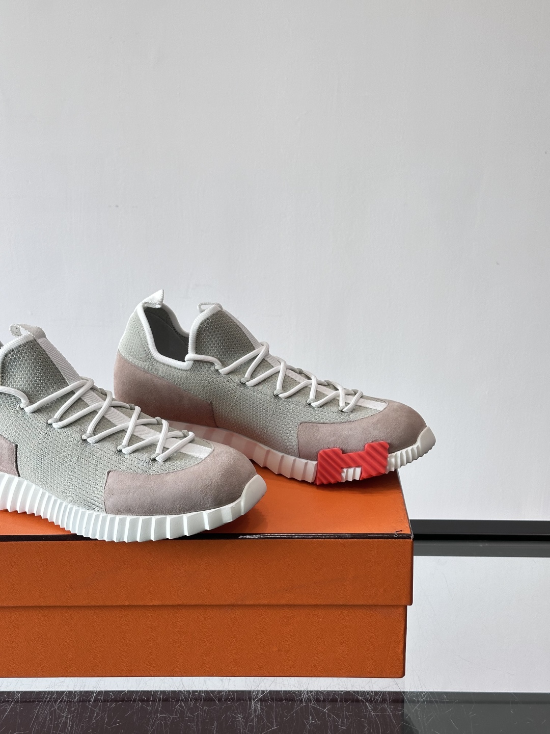 爱马仕Hermès与德国经典鞋履品牌BIRKENSTOCK的联名款运动鞋，融合了BIRKENSTOCK标