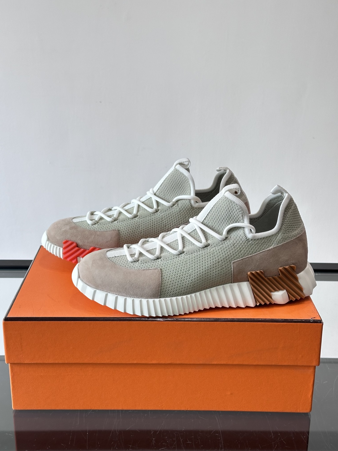 爱马仕Hermès与德国经典鞋履品牌BIRKENSTOCK的联名款运动鞋，融合了BIRKENSTOCK标