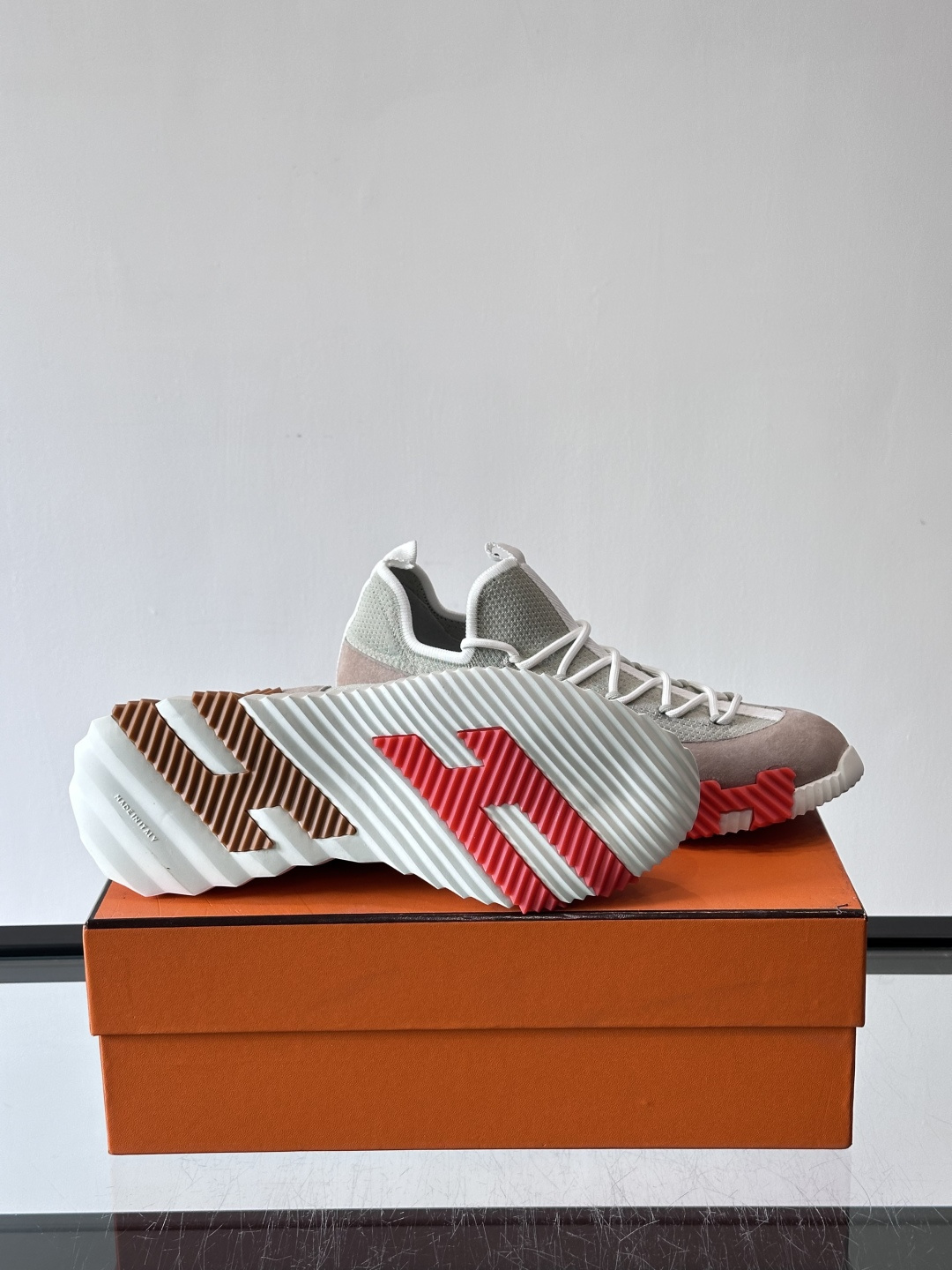 爱马仕Hermès与德国经典鞋履品牌BIRKENSTOCK的联名款运动鞋，融合了BIRKENSTOCK标