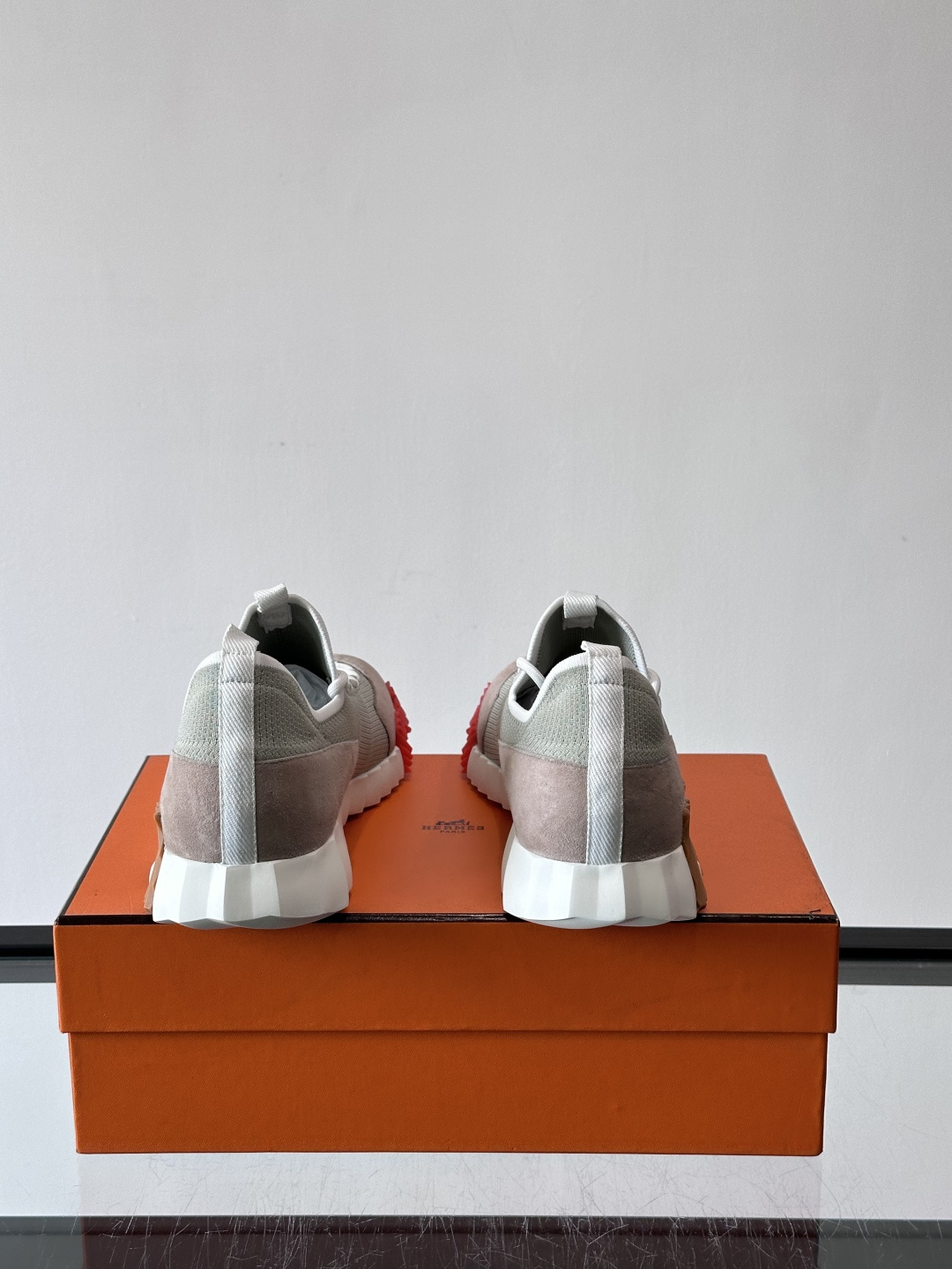 爱马仕Hermès与德国经典鞋履品牌BIRKENSTOCK的联名款运动鞋，融合了BIRKENSTOCK标