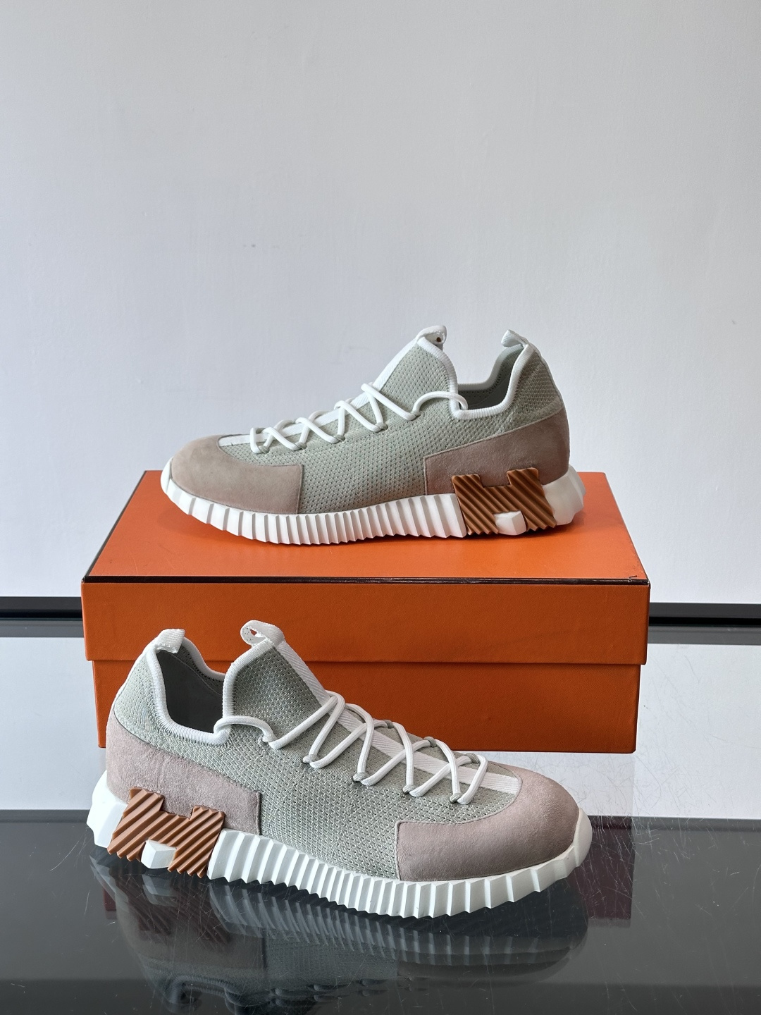 爱马仕Hermès与德国经典鞋履品牌BIRKENSTOCK的联名款运动鞋，融合了BIRKENSTOCK标