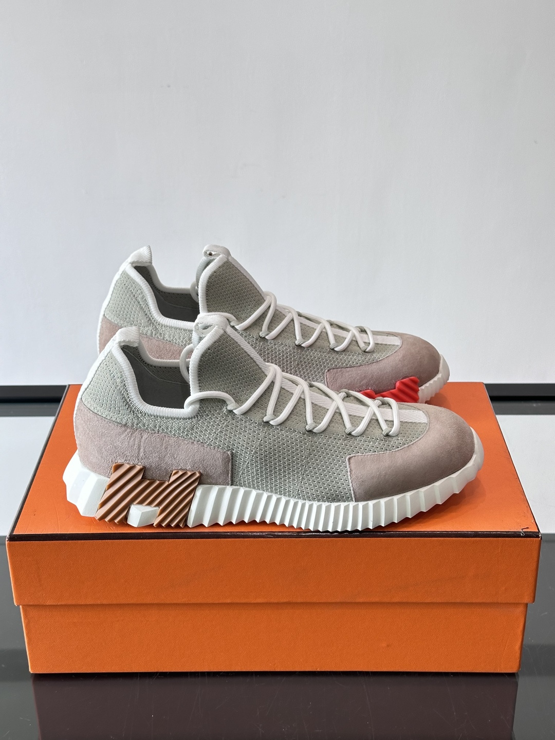 爱马仕Hermès与德国经典鞋履品牌BIRKENSTOCK的联名款运动鞋，融合了BIRKENSTOCK标