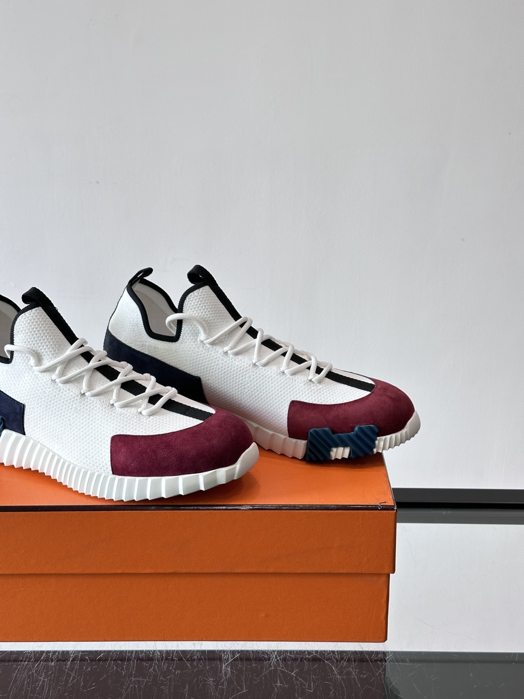 爱马仕Hermès与德国经典鞋履品牌BIRKENSTOCK的联名款运动鞋，融合了BIRKENSTOCK标