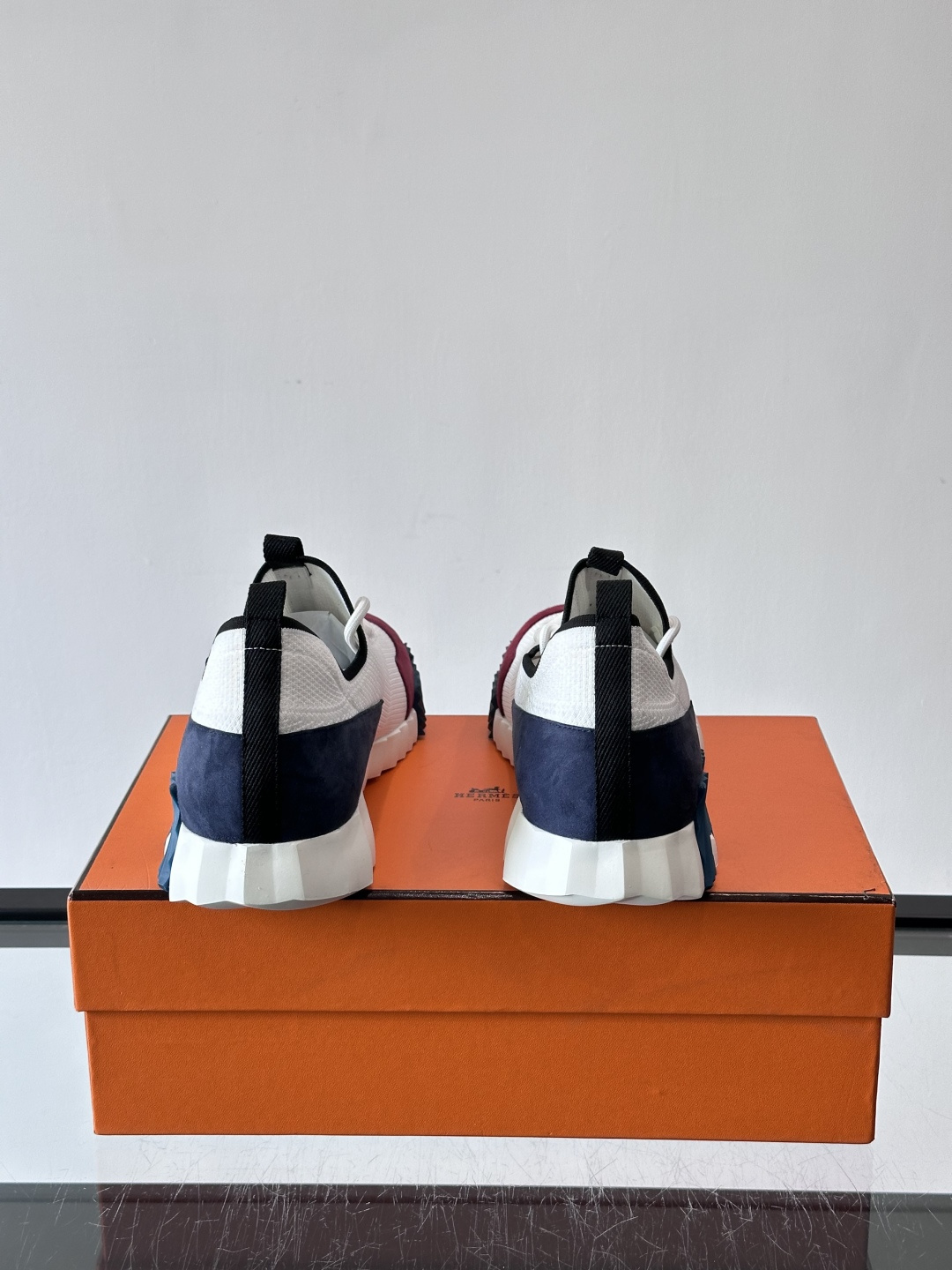 爱马仕Hermès与德国经典鞋履品牌BIRKENSTOCK的联名款运动鞋，融合了BIRKENSTOCK标