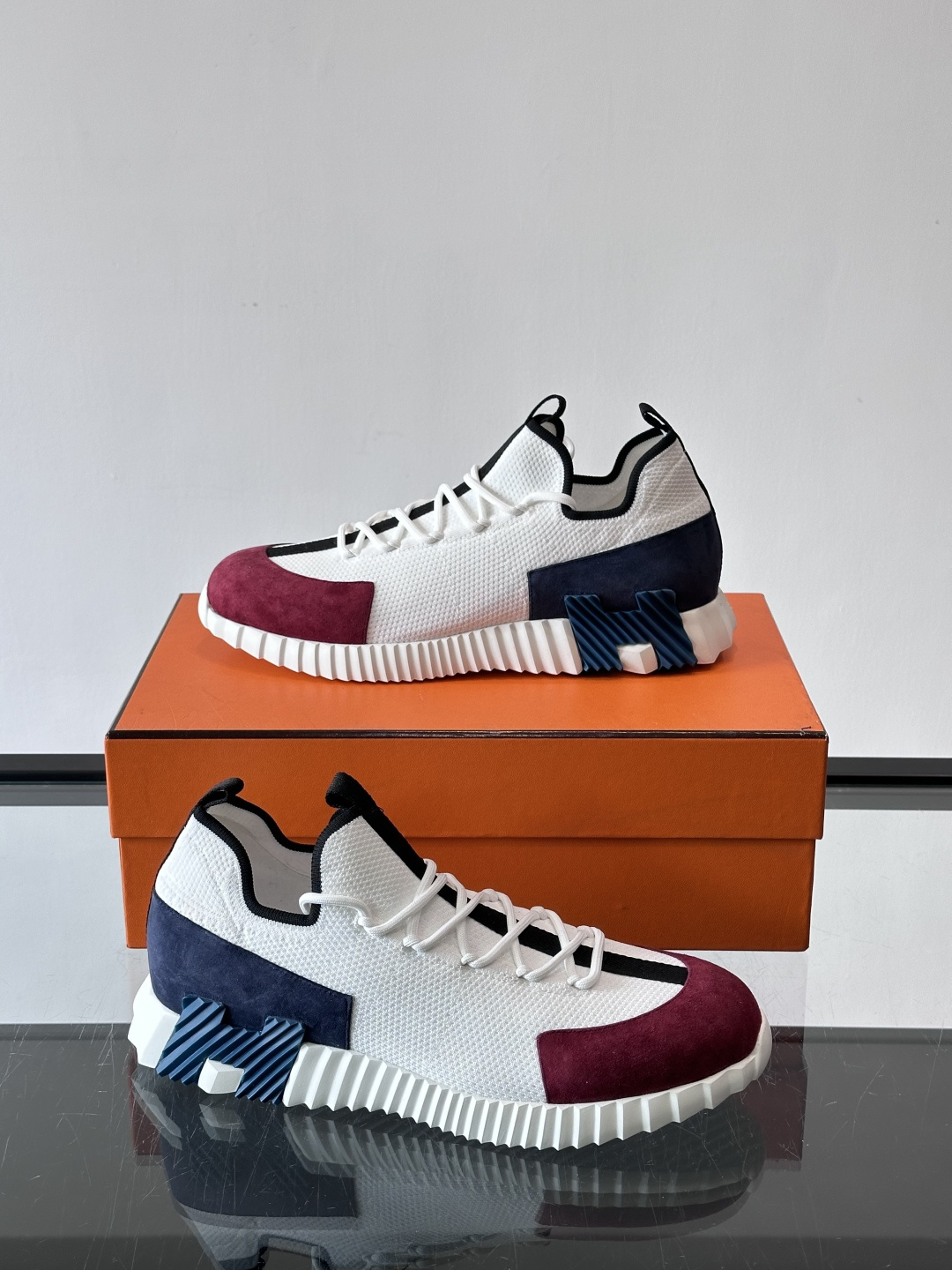 爱马仕Hermès与德国经典鞋履品牌BIRKENSTOCK的联名款运动鞋，融合了BIRKENSTOCK标